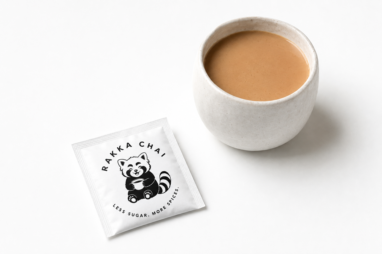 Eine Tasse Chai und ein Rakka Chai Sachet